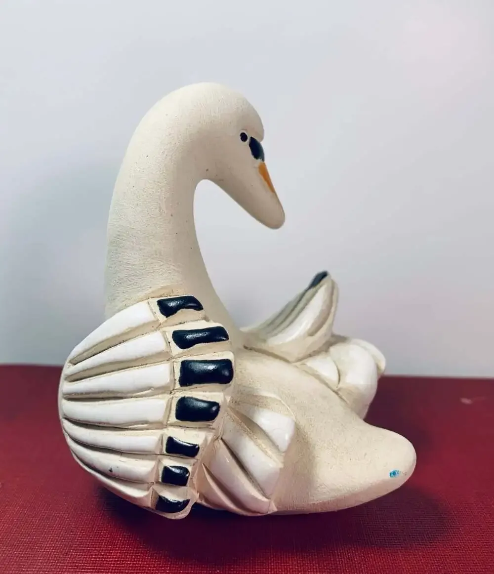 Swan figurine statue